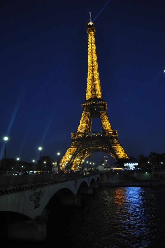 paryż-wieża-eiffla-nocą